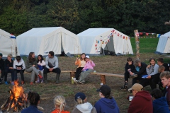 Kinder beim Lagerfeuer in der Runde