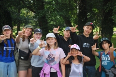 Eine Gruppe Kinder, die \"L\" in die Kamera zeigt
