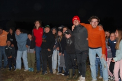 Kinder und Leiter schreien in der Runde