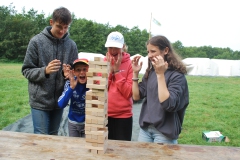 Vier Kinder beim Jenga spielen