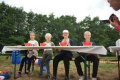 Kinder vor dem Wassermelonen-Wettessen