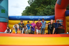 Kinder spielen auf der Hüpfburg