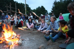 Kinder machen Stockbrot am Lagerfeuer