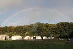 Regenbogen über dem Platz