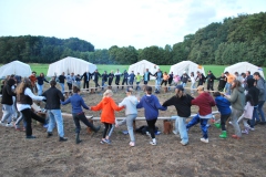 Das Lager tanzt gemeinsam um die Runde