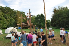 Kinder werden mit Caps auf den Hochstand